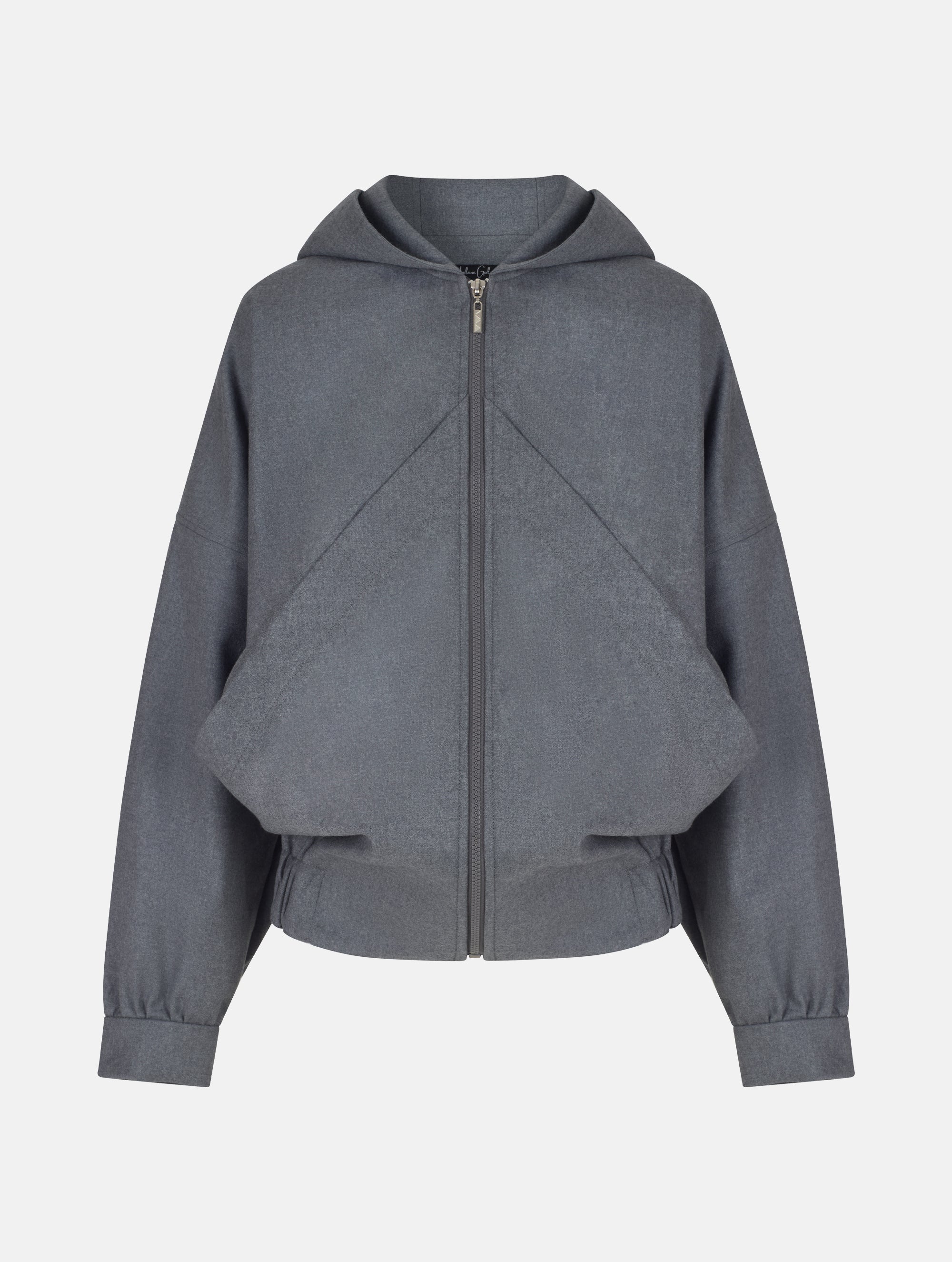 Locker geschnittene Blousonjacke mit Kapuze und Reißverschluss, sowie dreiecksförmiger Kängurutasche im Vorderteil und elastischem Bündchen am Saumende. Dieses Modell ist Teil unserer REBORN-Linie und steht für unsere "Zero-Waste-Politik", da mit Stoff aus Altbestand gefertigt.