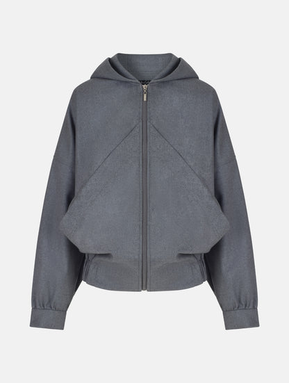 Locker geschnittene Blousonjacke mit Kapuze und Reißverschluss, sowie dreiecksförmiger Kängurutasche im Vorderteil und elastischem Bündchen am Saumende. Dieses Modell ist Teil unserer REBORN-Linie und steht für unsere &quot;Zero-Waste-Politik&quot;, da mit Stoff aus Altbestand gefertigt.