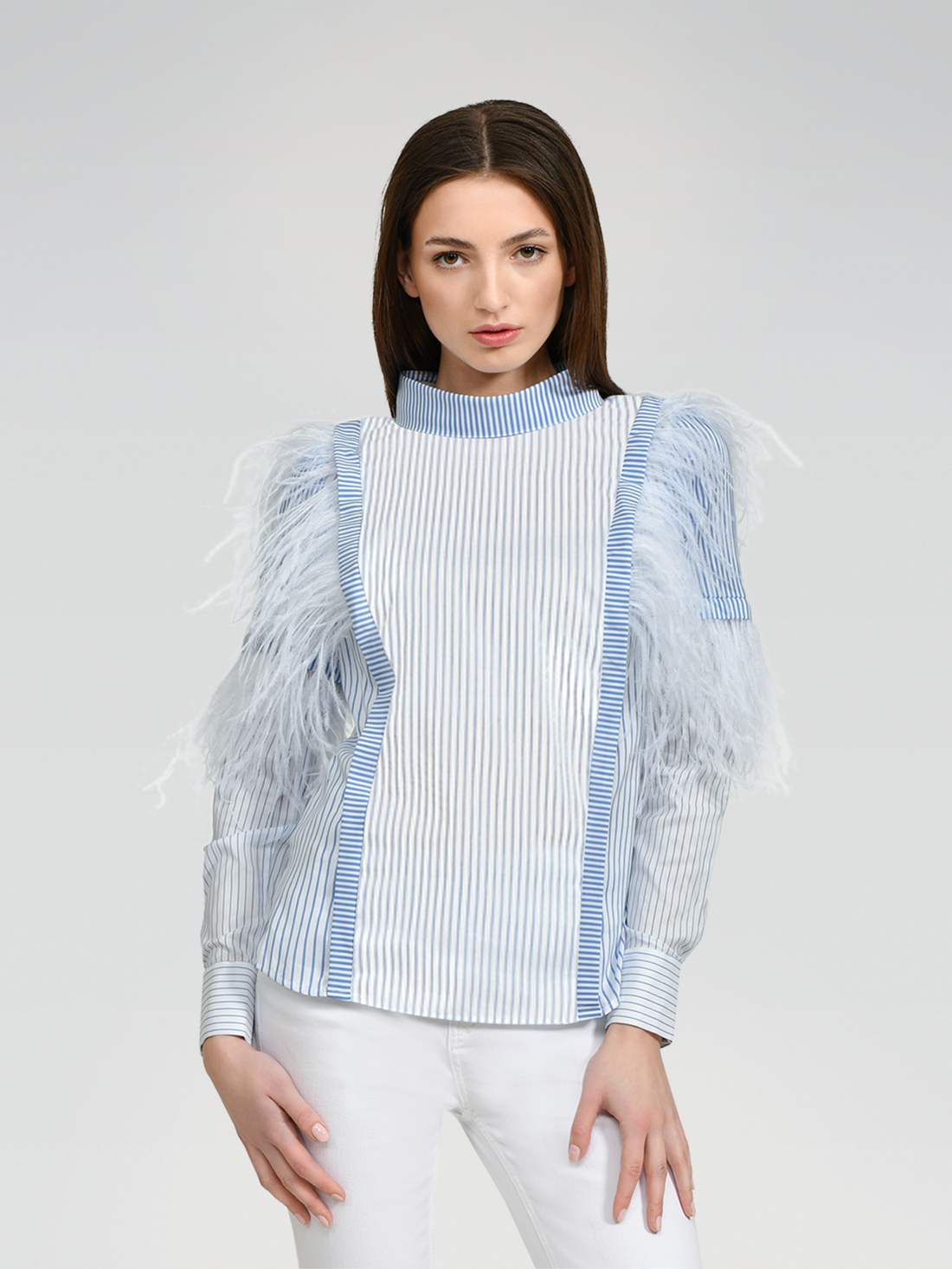 Gestreifte Bluse aus Baumwoll-Seidenmix, exklusivem Tragekomfort und abnehmbaren Federn an der Schulter- und Armpartie