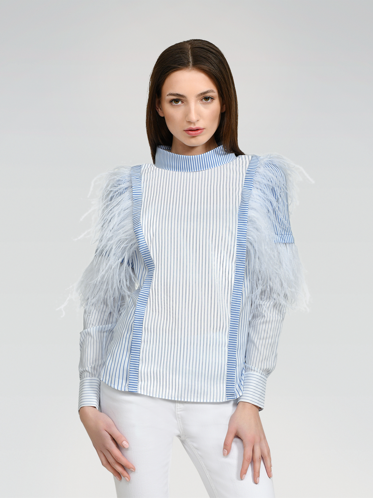 Gestreifte Bluse aus Baumwoll-Seidenmix, exklusivem Tragekomfort und abnehmbaren Federn an der Schulter- und Armpartie
