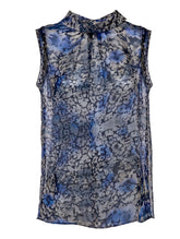 Transparente, ärmellose Bluse aus Chiffonseide, hemdkragenverschluss im Nacken und ungesäumte Ärmelkanten.