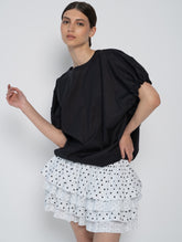 Schwarze, weite Bluse mit kurzen Rüschenärmeln aus Biobaumwolle