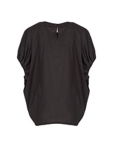 Schwarze, weite Bluse mit kurzen Rüschenärmeln aus Biobaumwolle