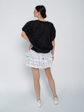 Schwarze, weite Bluse mit kurzen Rüschenärmeln aus Biobaumwolle