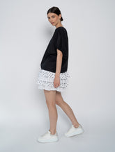 Schwarze, weite Bluse mit kurzen Rüschenärmeln aus Biobaumwolle