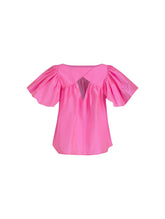 Weit geschnittene Bluse mit breitem Volantärmel und raffiniertem Rückenausschnitt aus pinken Dupionsilk, sowie versteckten Taschen in der Seitennaht. Zusätzlich mit breiten Gürtel zum Binden tragbar. Dieses Produkt ist Teil unserer Reborn Linie.