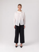 Locker geschnittene Bluse mit Stehkragen und schräger Knopfleiste auf der Vorderseite. Hergestellt aus Naturfasern.