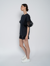 Schwarze Bluse mit Rundhalsausschnitt, Organza-Ärmeln, Seitenschlitzen und versteckten Seitentaschen