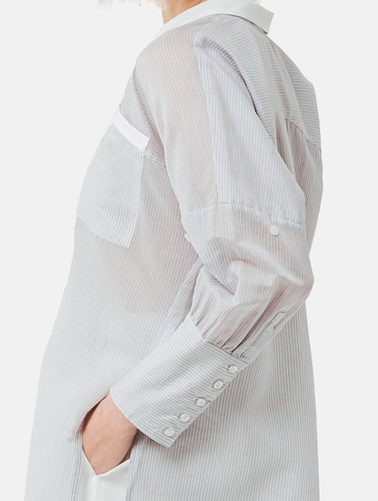 Gestreifte Oversized-Bluse mit hohen Seitenschlitzen, breiten Manschetten und geschwungener Rückenpasse.