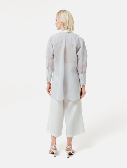 Gestreifte Oversized-Bluse mit hohen Seitenschlitzen, breiten Manschetten und geschwungener Rückenpasse.