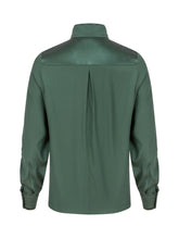 Bluse mit Stehkragen ist ein elegantes und vielseitiges Kleidungsstück, das schick und bequem zugleich ist. Aus hochwertiger Seide gefertigt, ist sie angenehm zu tragen und hat einen luxuriösen Look. BRITTARE“ stammt aus unserer ‚Reborn‘-Kollektion, in der wir Artikeln neues Leben einhauchen, indem wir sie modifizieren