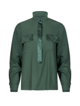 Bluse mit Stehkragen ist ein elegantes und vielseitiges Kleidungsstück, das schick und bequem zugleich ist. Aus hochwertiger Seide gefertigt, ist sie angenehm zu tragen und hat einen luxuriösen Look. BRITTARE“ stammt aus unserer ‚Reborn‘-Kollektion, in der wir Artikeln neues Leben einhauchen, indem wir sie modifizieren