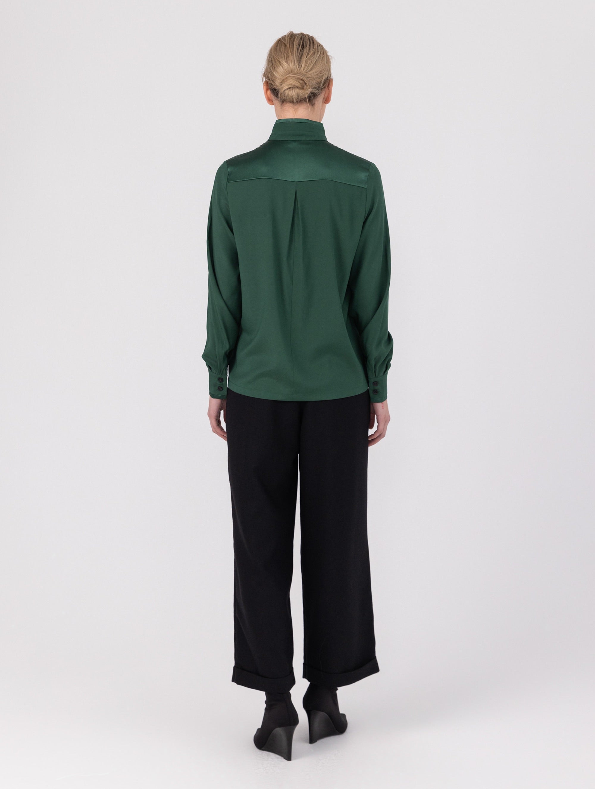 Bluse mit Stehkragen ist ein elegantes und vielseitiges Kleidungsstück, das schick und bequem zugleich ist. Aus hochwertiger Seide gefertigt, ist sie angenehm zu tragen und hat einen luxuriösen Look. BRITTARE“ stammt aus unserer ‚Reborn‘-Kollektion, in der wir Artikeln neues Leben einhauchen, indem wir sie modifizieren