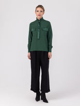 Bluse mit Stehkragen ist ein elegantes und vielseitiges Kleidungsstück, das schick und bequem zugleich ist. Aus hochwertiger Seide gefertigt, ist sie angenehm zu tragen und hat einen luxuriösen Look. BRITTARE“ stammt aus unserer ‚Reborn‘-Kollektion, in der wir Artikeln neues Leben einhauchen, indem wir sie modifizieren