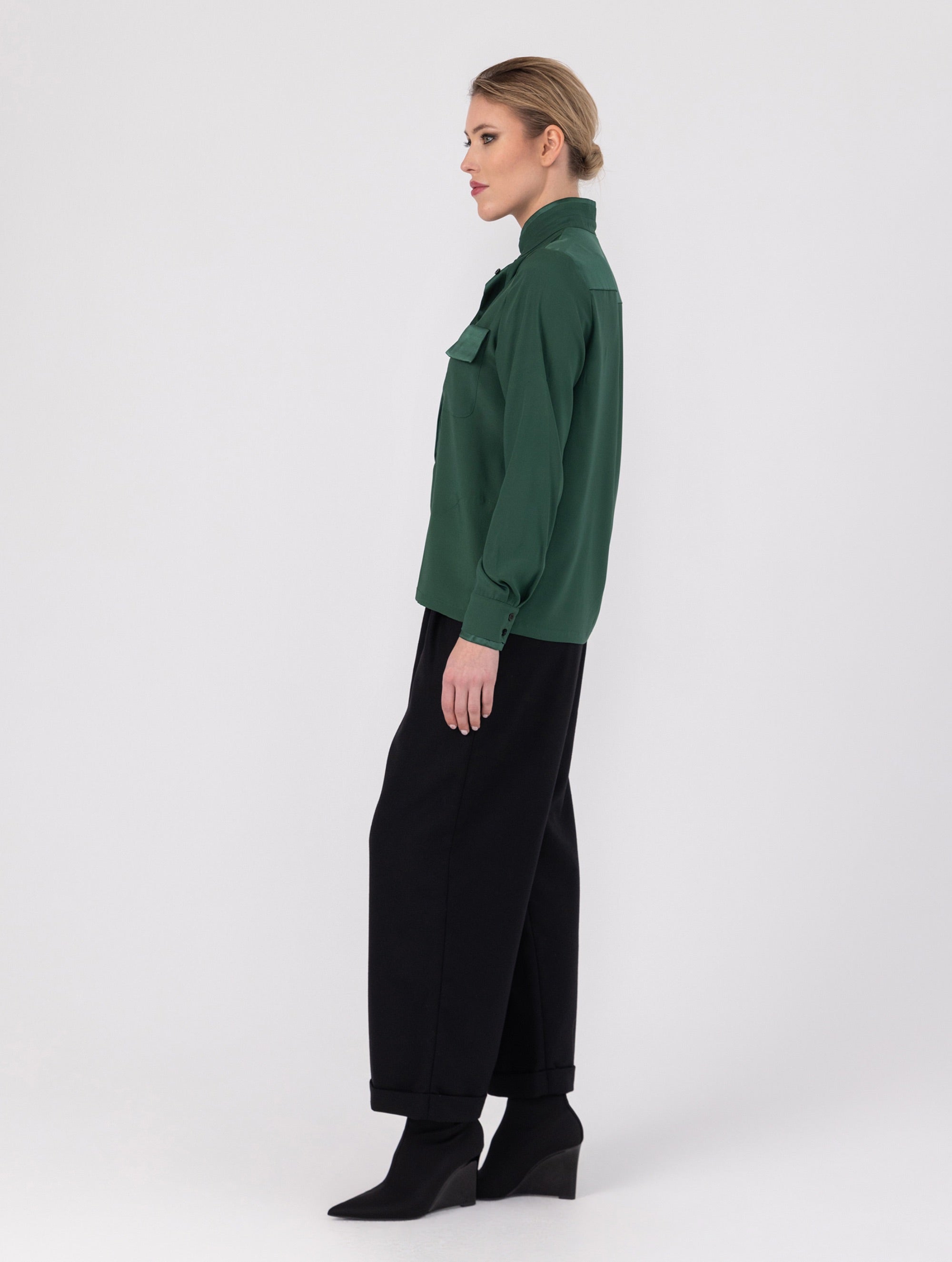 Bluse mit Stehkragen ist ein elegantes und vielseitiges Kleidungsstück, das schick und bequem zugleich ist. Aus hochwertiger Seide gefertigt, ist sie angenehm zu tragen und hat einen luxuriösen Look. BRITTARE“ stammt aus unserer ‚Reborn‘-Kollektion, in der wir Artikeln neues Leben einhauchen, indem wir sie modifizieren