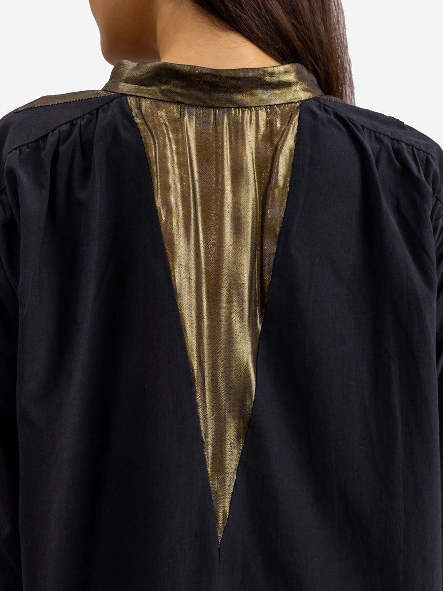Die weite Seiden-Baumwoll-Bluse hat integrierte Seideneinsätze mit Lurex an Kragen, Schultern, Rücken von Helene Galwas