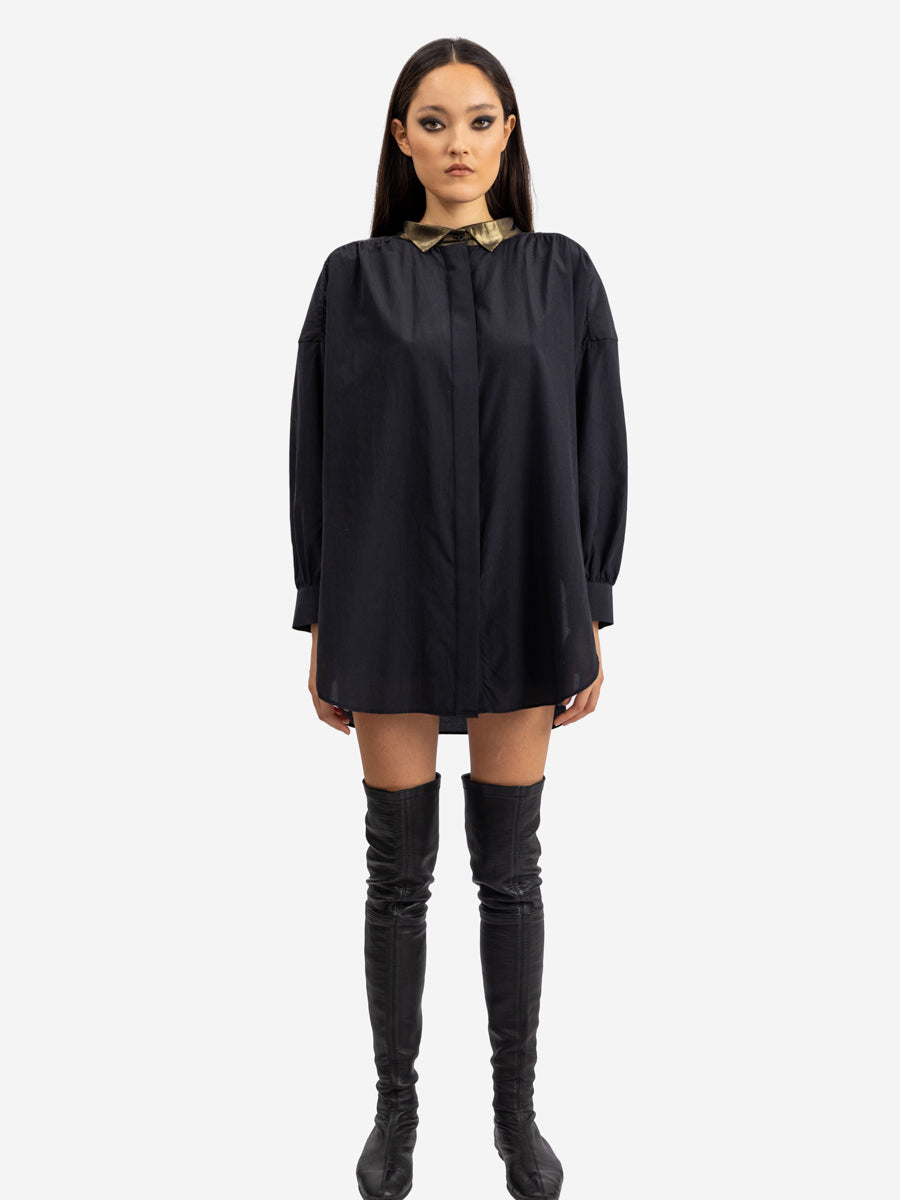 Die weite Seiden-Baumwoll-Bluse hat integrierte Seideneinsätze mit Lurex an Kragen, Schultern, Rücken von Helene Galwas