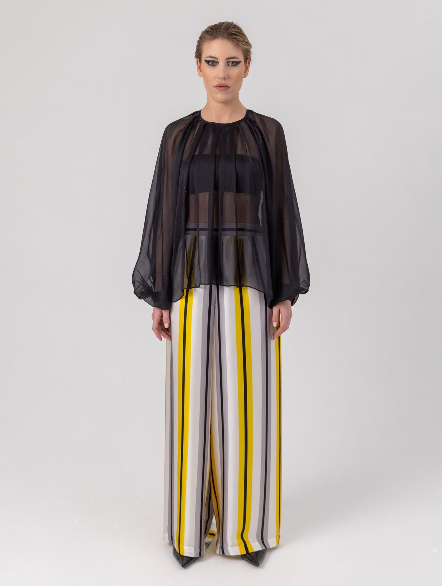 Weite Bluse mit Rundhalsausschnitt, Falten auf der Vorder- und Rückseite und Raglan-Dichterärmeln.    Dieses Modell ist Teil unserer REBORN-Kollektion und steht für unsere &quot;Zero-Waste-Politik&quot;.  