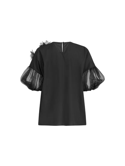 Bluse mit Rundhalsausschnitt, Organza-Ärmeln, sowie Bluemnapplikationen und kleinen
Seitenschlitzen. Versteckten Seitentaschen in der Seitennaht. Dieses Produkt ist Teil unserer Reborn Linie.