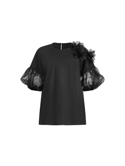 Bluse mit Rundhalsausschnitt, Organza-Ärmeln, sowie Bluemnapplikationen und kleinen
Seitenschlitzen. Versteckten Seitentaschen in der Seitennaht. Dieses Produkt ist Teil unserer Reborn Linie.