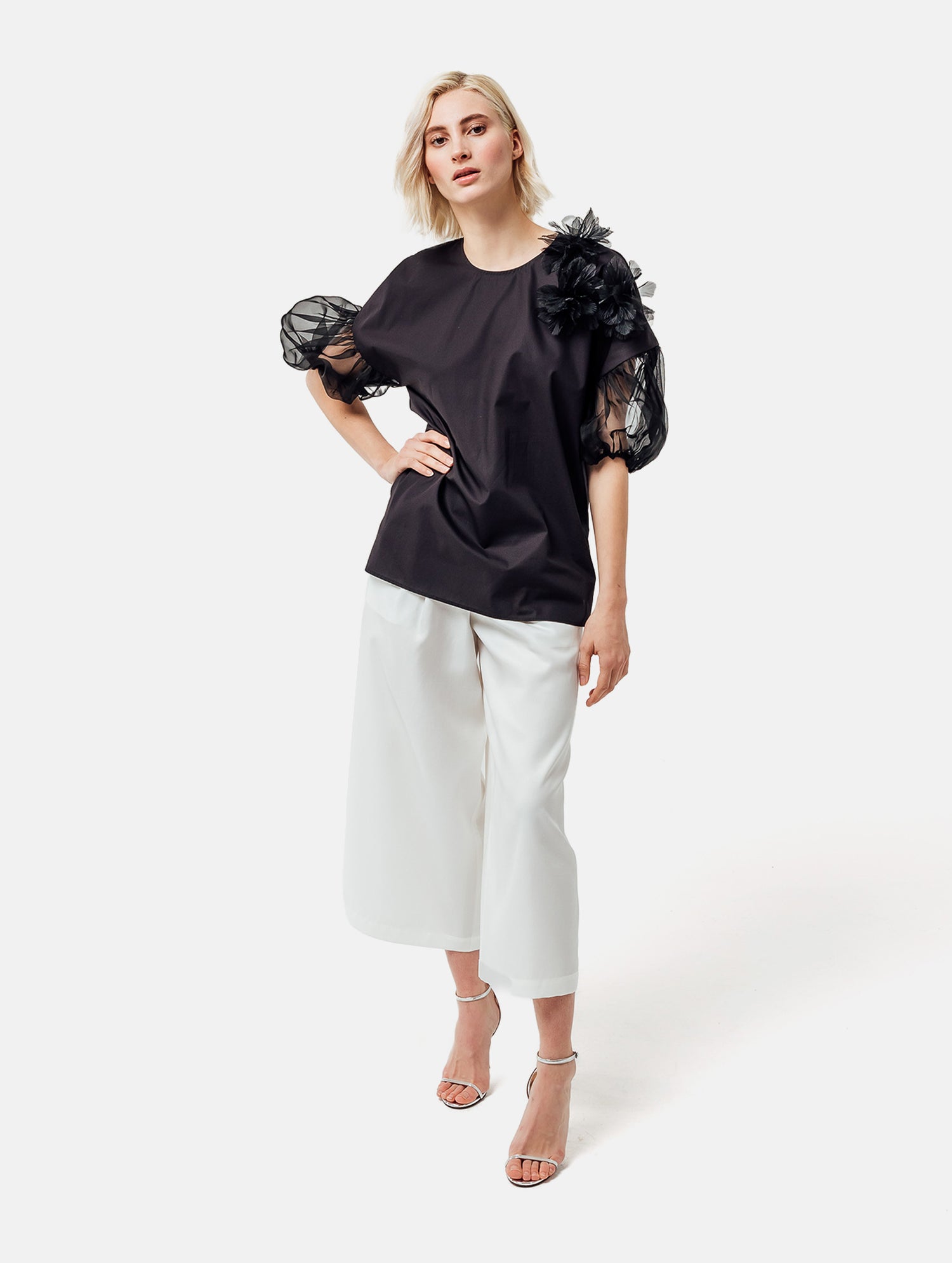 Bluse mit Rundhalsausschnitt, Organza-Ärmeln, sowie Bluemnapplikationen und kleinen
Seitenschlitzen. Versteckten Seitentaschen in der Seitennaht. Dieses Produkt ist Teil unserer Reborn Linie.