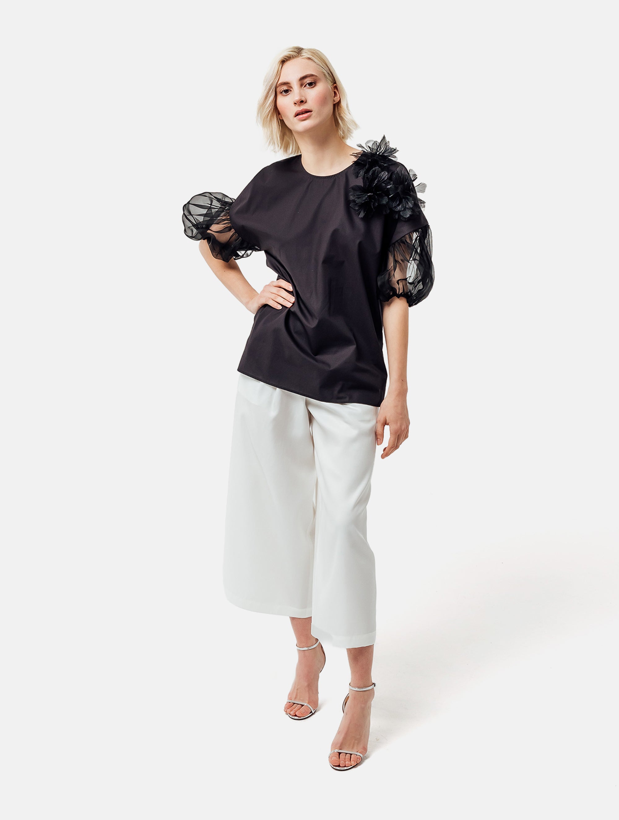Bluse mit Rundhalsausschnitt, Organza-Ärmeln, sowie Bluemnapplikationen und kleinen
Seitenschlitzen. Versteckten Seitentaschen in der Seitennaht. Dieses Produkt ist Teil unserer Reborn Linie.