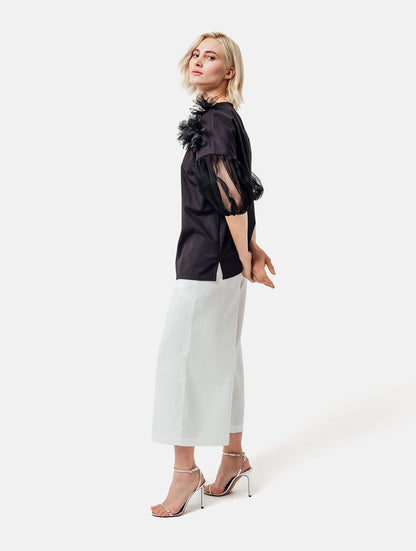 Bluse mit Rundhalsausschnitt, Organza-Ärmeln, sowie Bluemnapplikationen und kleinen
Seitenschlitzen. Versteckten Seitentaschen in der Seitennaht. Dieses Produkt ist Teil unserer Reborn Linie.