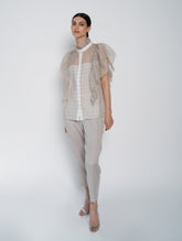 Bluse mit Organza-Volants auf Vorderseite, Schultern, Rücken und Kragen