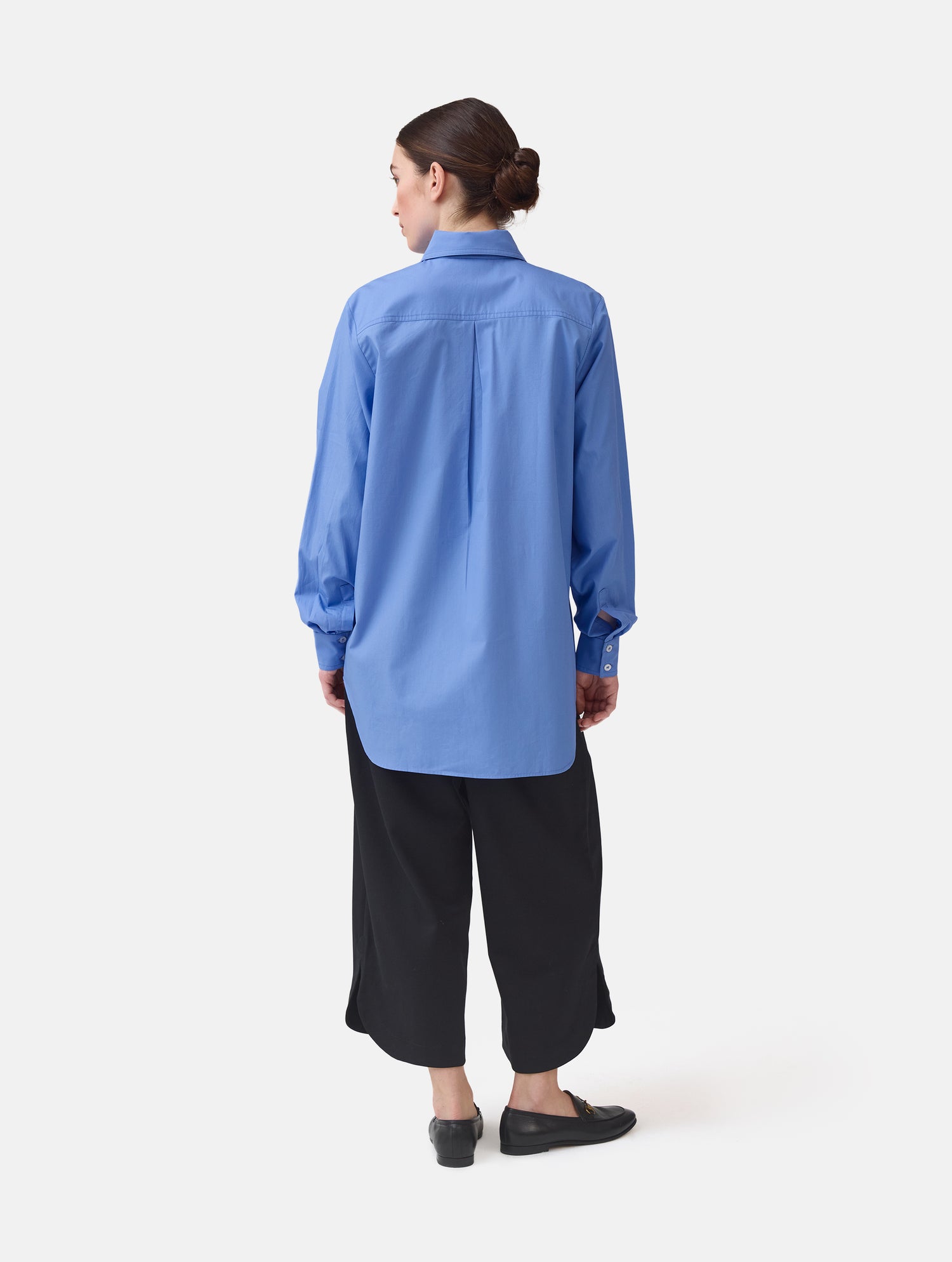 Langes Oversize Blusenhemd mit klassischem Hemdkragen und Manschetten, sowie zwei aufgesetzten Brutstaschen und abgerundeten Saumende im Rückteil.  Dieses Modell ist Teil unserer REBORN-Linie und steht für unsere &quot;Zero-Waste-Politik&quot;, da mit Stoff aus Altbestand gefertigt.
