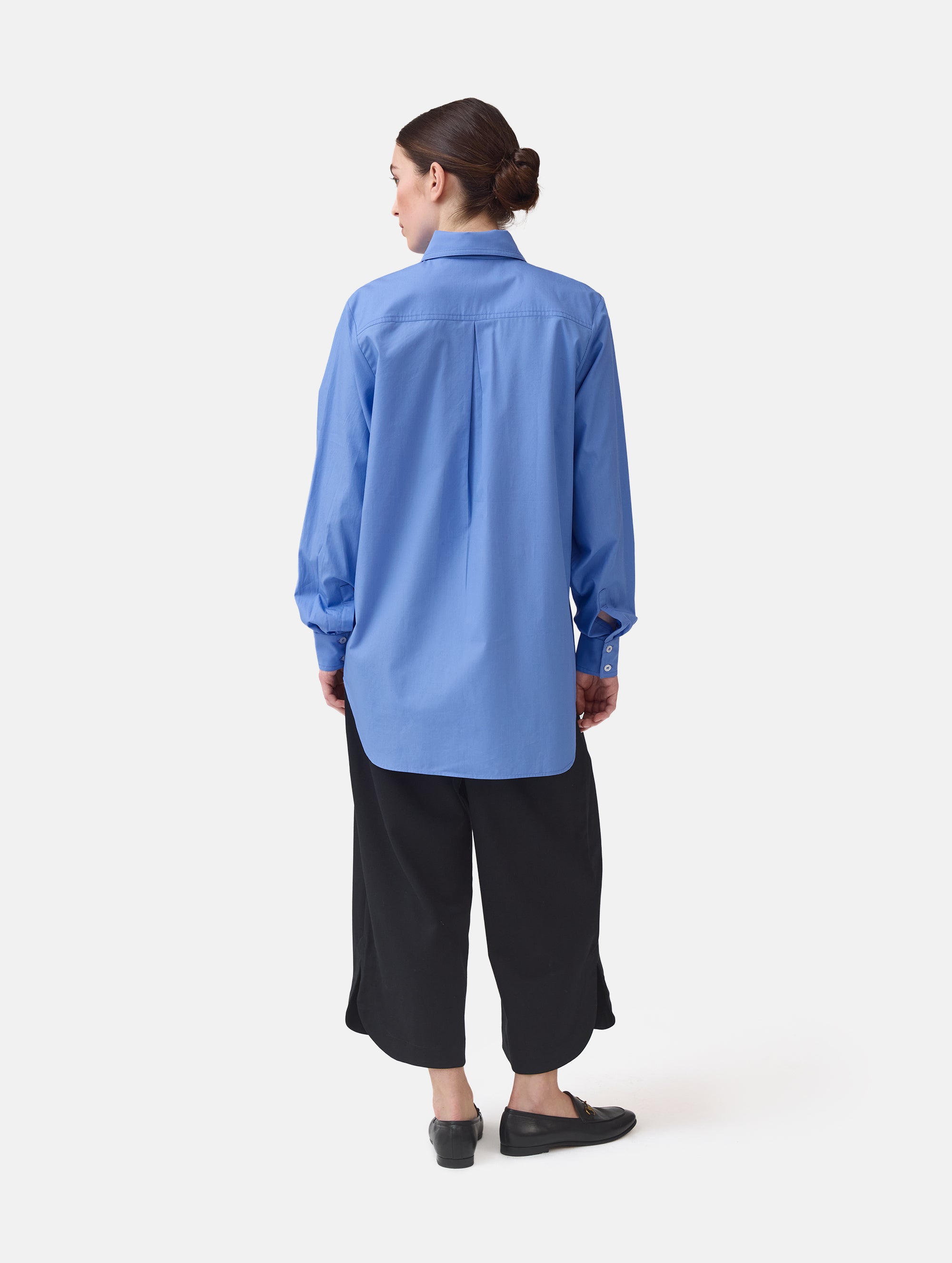 Langes Oversize Blusenhemd mit klassischem Hemdkragen und Manschetten, sowie zwei aufgesetzten Brutstaschen und abgerundeten Saumende im Rückteil.  Dieses Modell ist Teil unserer REBORN-Linie und steht für unsere &quot;Zero-Waste-Politik&quot;, da mit Stoff aus Altbestand gefertigt.