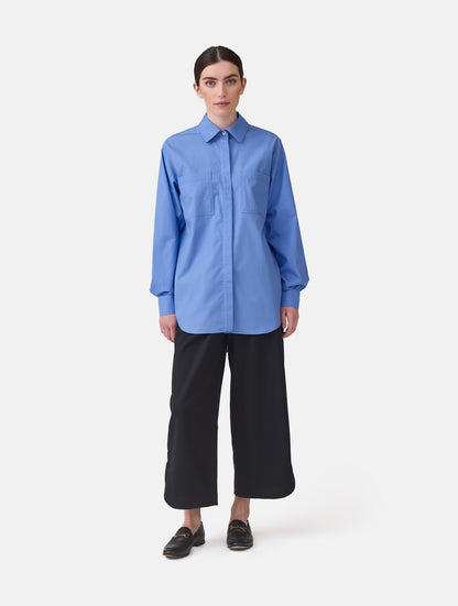 Langes Oversize Blusenhemd mit klassischem Hemdkragen und Manschetten, sowie zwei aufgesetzten Brutstaschen und abgerundeten Saumende im Rückteil.  Dieses Modell ist Teil unserer REBORN-Linie und steht für unsere &quot;Zero-Waste-Politik&quot;, da mit Stoff aus Altbestand gefertigt.