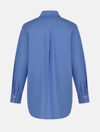 Langes Oversize Blusenhemd mit klassischem Hemdkragen und Manschetten, sowie zwei aufgesetzten Brutstaschen und abgerundeten Saumende im Rückteil.  Dieses Modell ist Teil unserer REBORN-Linie und steht für unsere &quot;Zero-Waste-Politik&quot;, da mit Stoff aus Altbestand gefertigt.