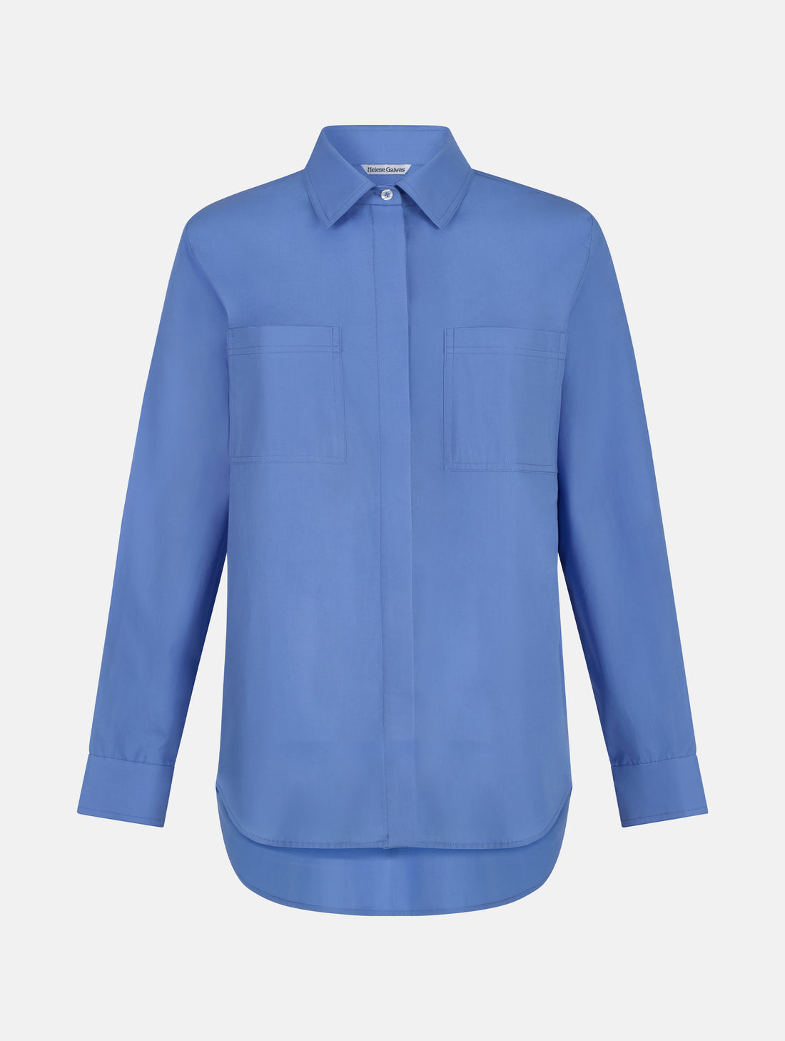 Langes Oversize Blusenhemd mit klassischem Hemdkragen und Manschetten, sowie zwei aufgesetzten Brutstaschen und abgerundeten Saumende im Rückteil.  Dieses Modell ist Teil unserer REBORN-Linie und steht für unsere &quot;Zero-Waste-Politik&quot;, da mit Stoff aus Altbestand gefertigt.