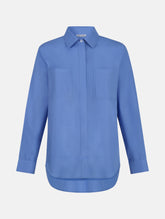 Langes Oversize Blusenhemd mit klassischem Hemdkragen und Manschetten, sowie zwei aufgesetzten Brutstaschen und abgerundeten Saumende im Rückteil.  Dieses Modell ist Teil unserer REBORN-Linie und steht für unsere "Zero-Waste-Politik", da mit Stoff aus Altbestand gefertigt.