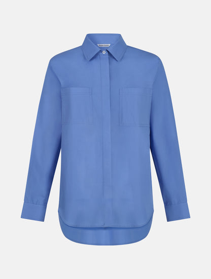 Langes Oversize Blusenhemd mit klassischem Hemdkragen und Manschetten, sowie zwei aufgesetzten Brutstaschen und abgerundeten Saumende im Rückteil.  Dieses Modell ist Teil unserer REBORN-Linie und steht für unsere &quot;Zero-Waste-Politik&quot;, da mit Stoff aus Altbestand gefertigt.