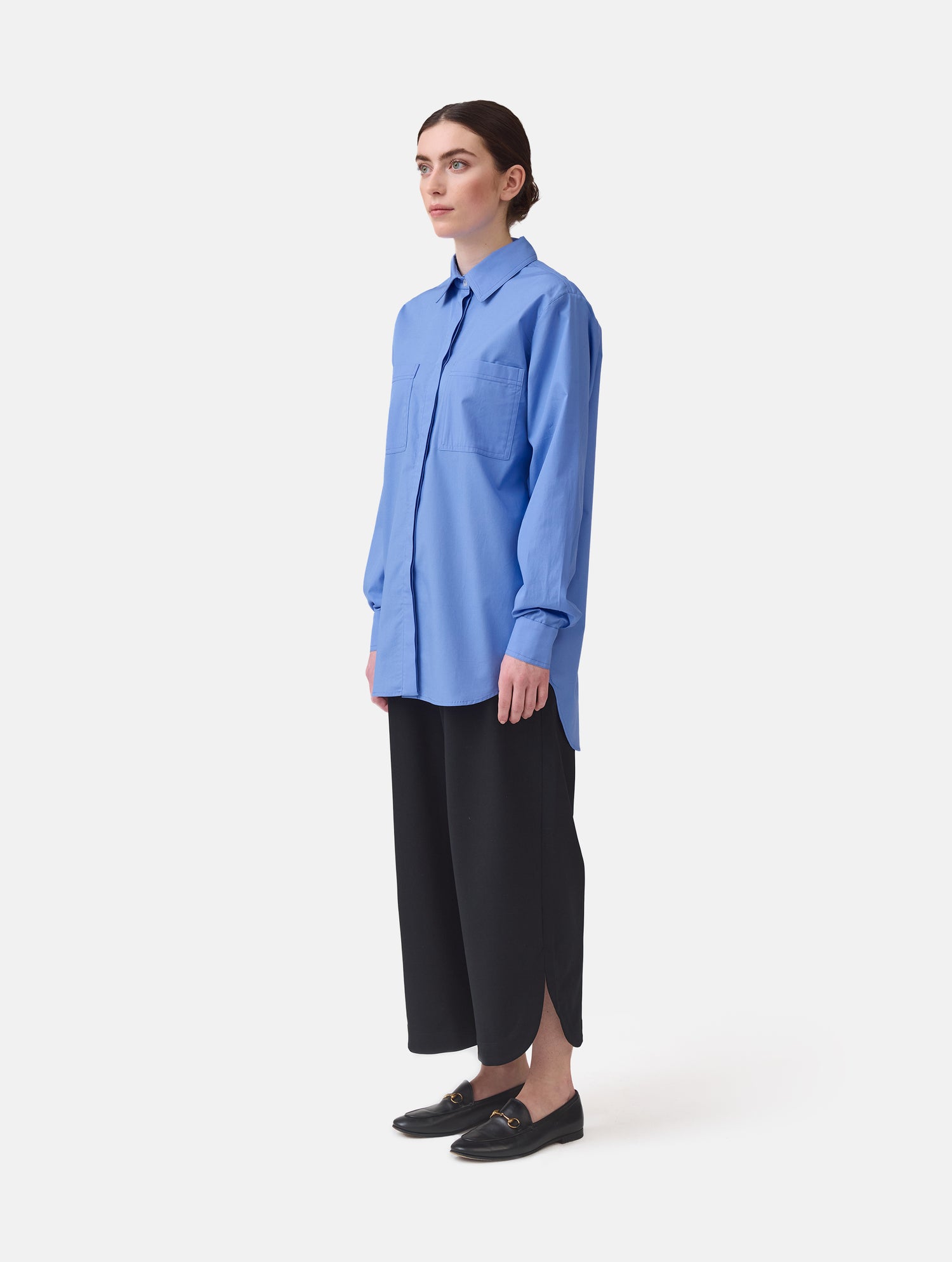 Langes Oversize Blusenhemd mit klassischem Hemdkragen und Manschetten, sowie zwei aufgesetzten Brutstaschen und abgerundeten Saumende im Rückteil.  Dieses Modell ist Teil unserer REBORN-Linie und steht für unsere &quot;Zero-Waste-Politik&quot;, da mit Stoff aus Altbestand gefertigt.