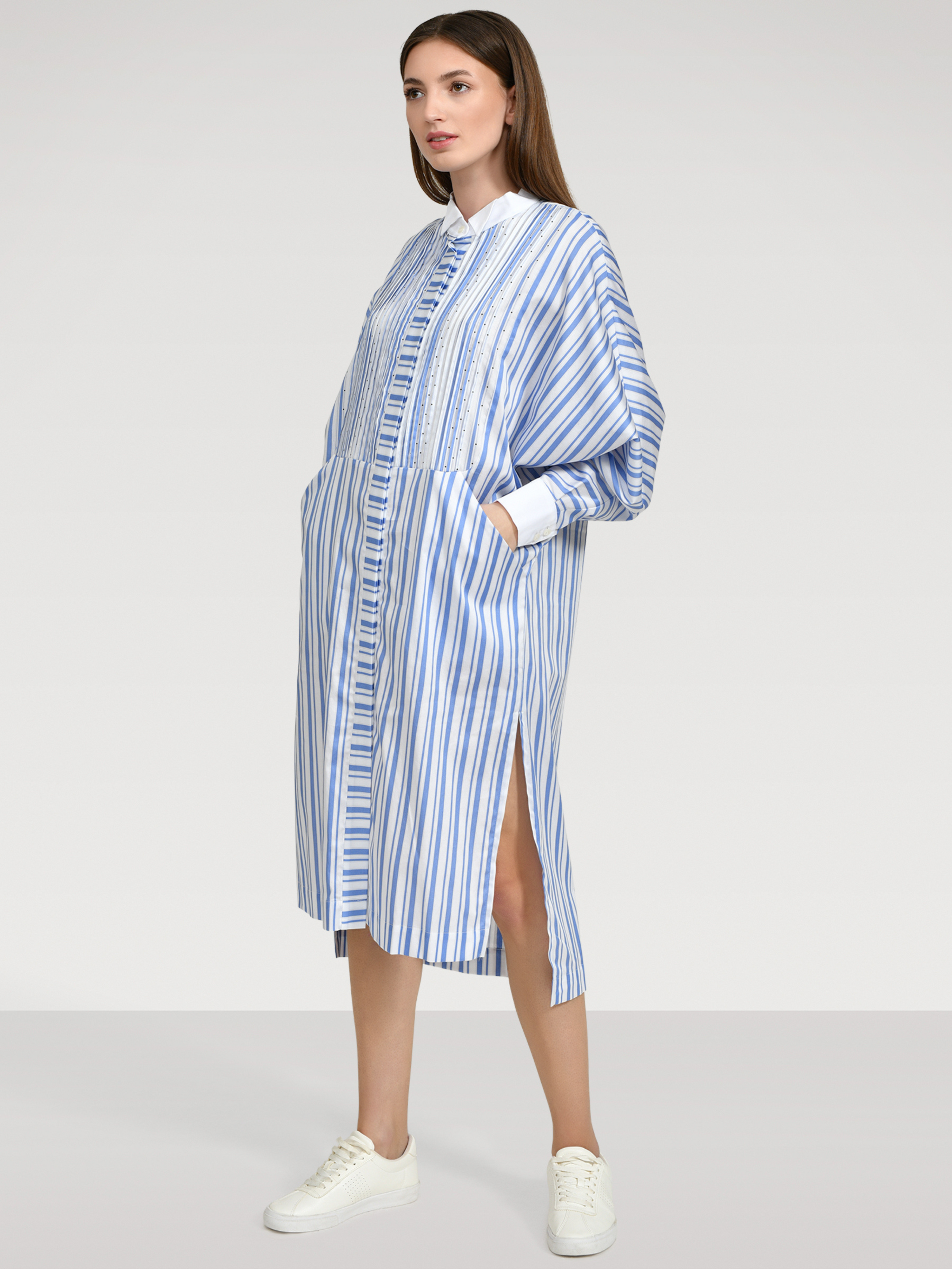 Gestreiftes Blusenkleid aus Premium-Baumwolle, gepunkteten Biesen im Brustbereich und Fledermausärmeln