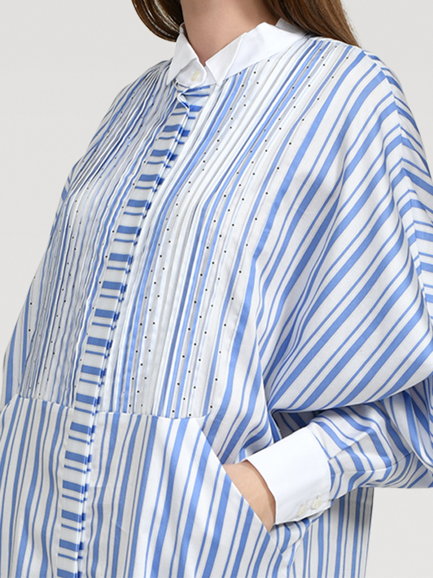 Gestreiftes Blusenkleid aus Premium-Baumwolle, gepunkteten Biesen im Brustbereich und Fledermausärmeln