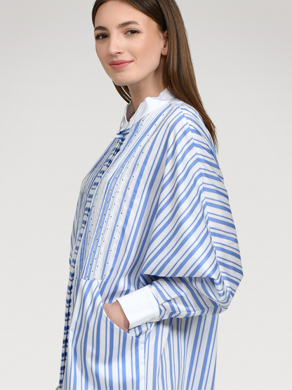 Gestreiftes Blusenkleid aus Premium-Baumwolle, gepunkteten Biesen im Brustbereich und Fledermausärmeln