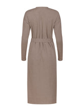 Locker geschnittenes Midikleid mit V-Ausschnitt, langen Seitenschlitzen und Gürtel. Dieses Modell ist Teil unserer REBORN-Kollektion und steht für unsere "Zero-Waste-Politik".