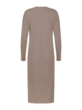 Locker geschnittenes Midikleid mit V-Ausschnitt, langen Seitenschlitzen und Gürtel. Dieses Modell ist Teil unserer REBORN-Kollektion und steht für unsere "Zero-Waste-Politik".