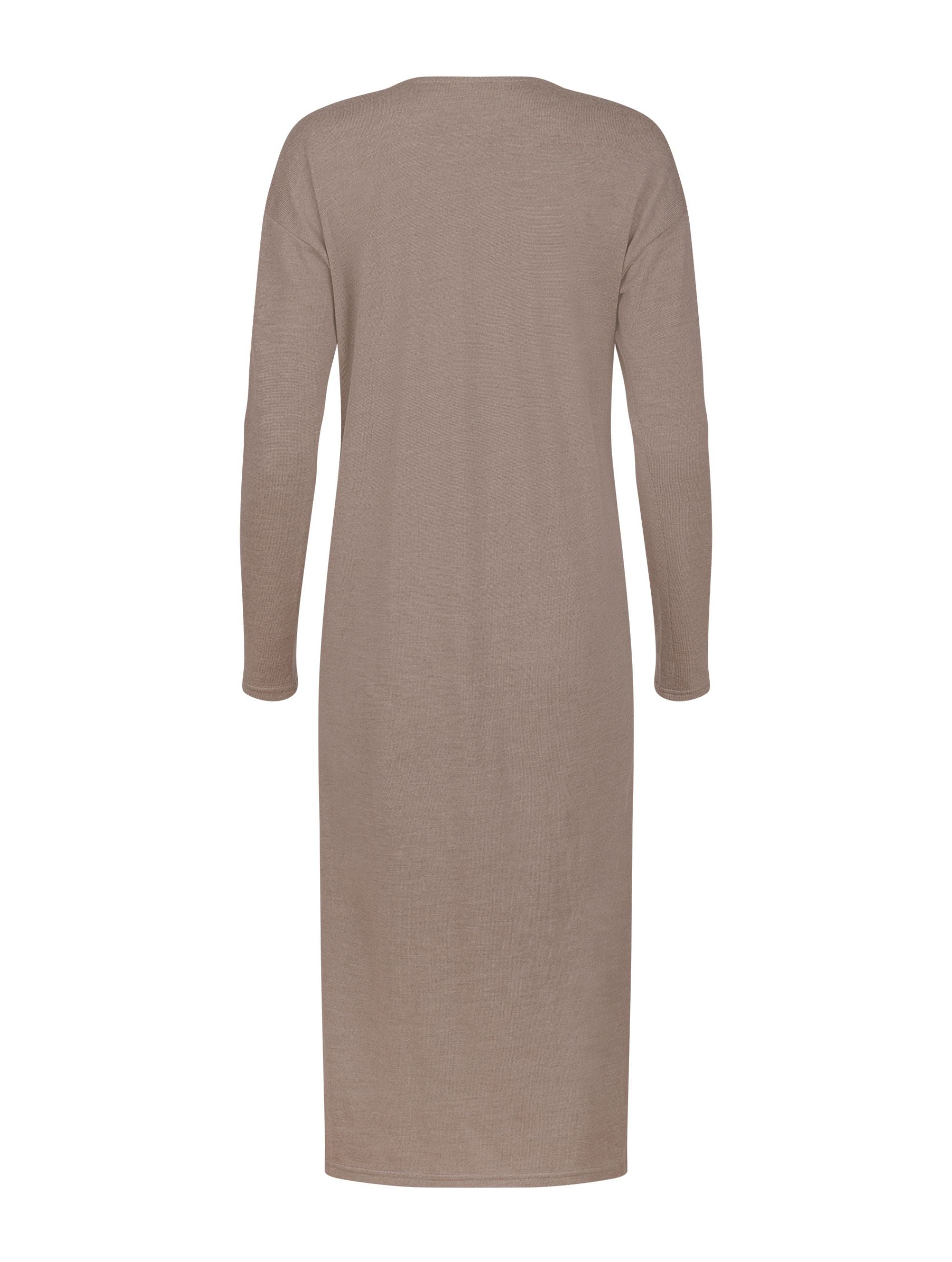 Locker geschnittenes Midikleid mit V-Ausschnitt, langen Seitenschlitzen und Gürtel. Dieses Modell ist Teil unserer REBORN-Kollektion und steht für unsere "Zero-Waste-Politik".