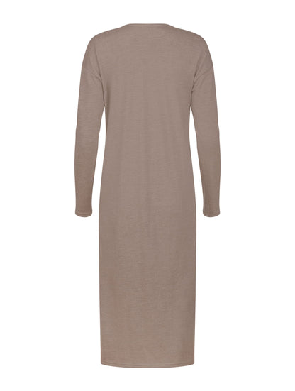Locker geschnittenes Midikleid mit V-Ausschnitt, langen Seitenschlitzen und Gürtel. Dieses Modell ist Teil unserer REBORN-Kollektion und steht für unsere &quot;Zero-Waste-Politik&quot;.