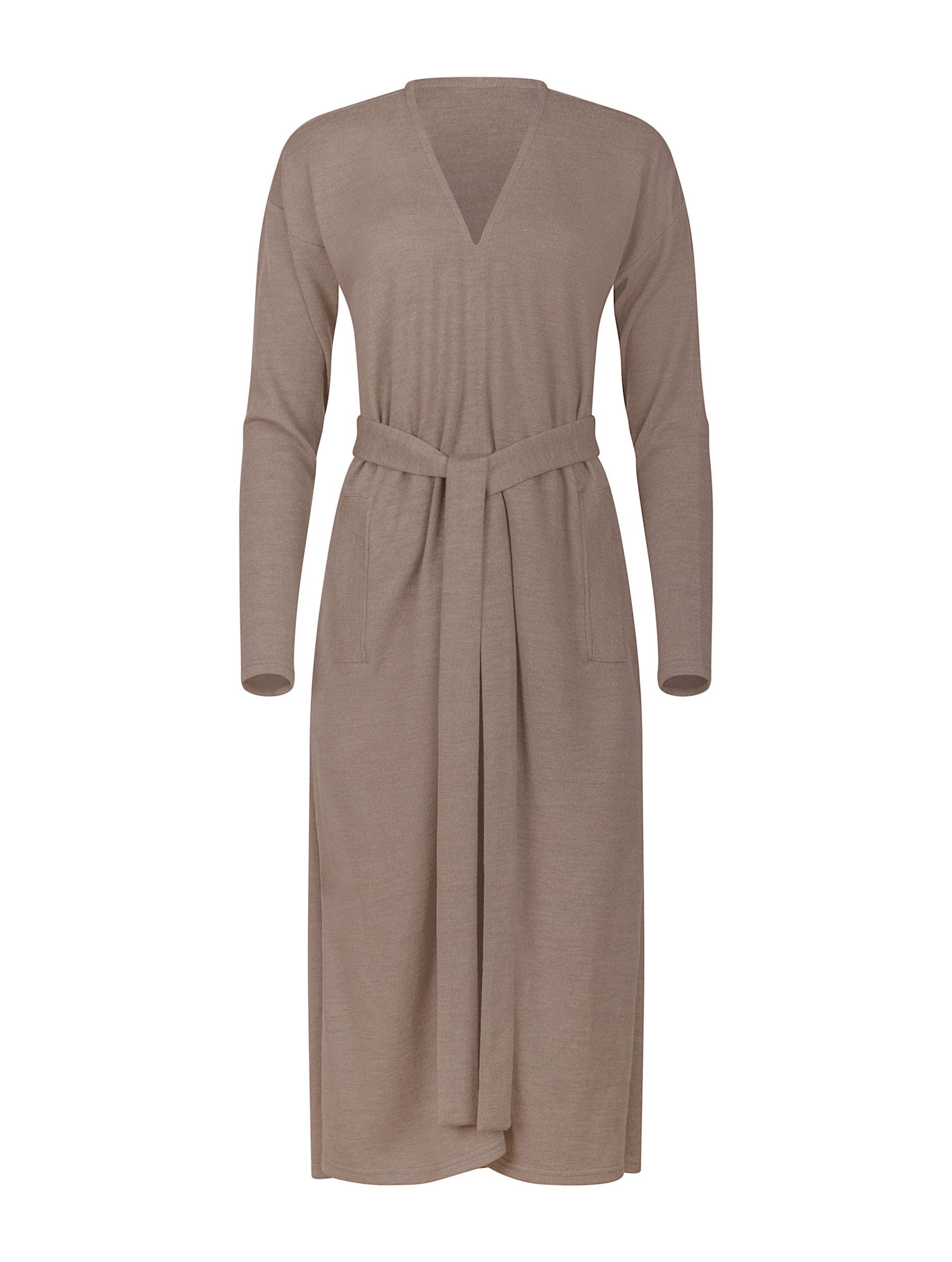 Locker geschnittenes langes Kleid mit V-Ausschnitt, langen Seitenschlitzen und Gürtel. Dieses Modell ist Teil unserer REBORN-Kollektion und steht für unsere "Zero-Waste-Politik".