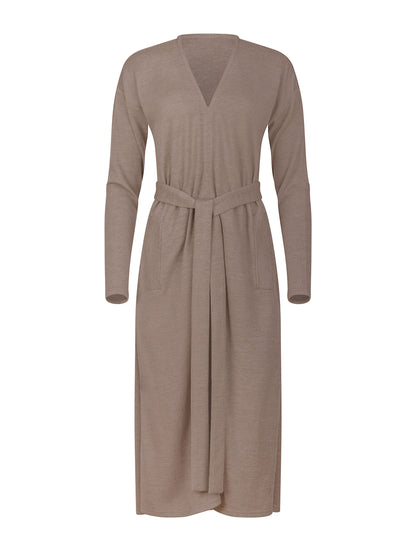 Locker geschnittenes langes Kleid mit V-Ausschnitt, langen Seitenschlitzen und Gürtel. Dieses Modell ist Teil unserer REBORN-Kollektion und steht für unsere &quot;Zero-Waste-Politik&quot;.