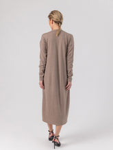 Locker geschnittenes Midikleid mit V-Ausschnitt, langen Seitenschlitzen und Gürtel. Dieses Modell ist Teil unserer REBORN-Kollektion und steht für unsere "Zero-Waste-Politik".