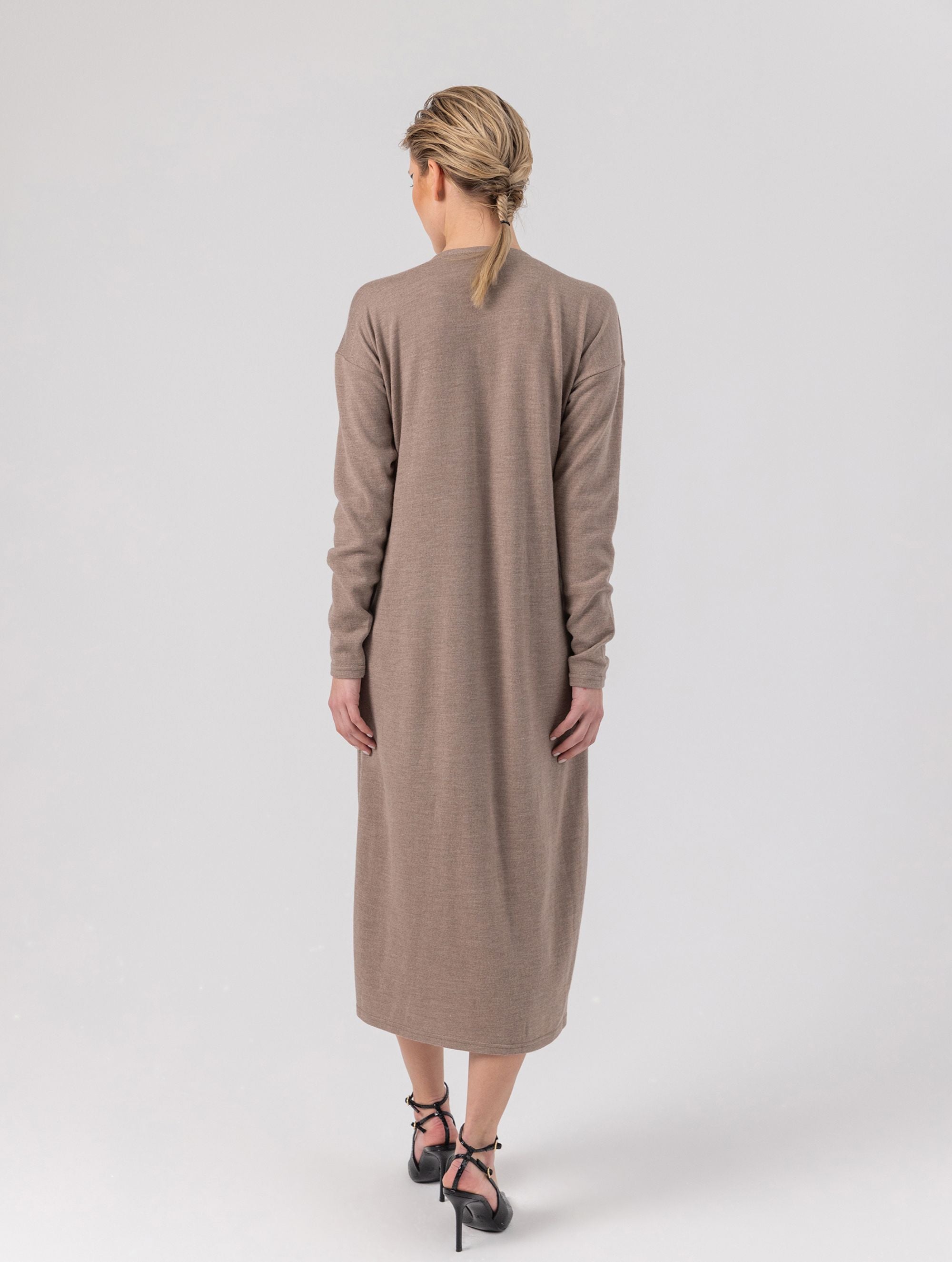 Locker geschnittenes Midikleid mit V-Ausschnitt, langen Seitenschlitzen und Gürtel. Dieses Modell ist Teil unserer REBORN-Kollektion und steht für unsere "Zero-Waste-Politik".