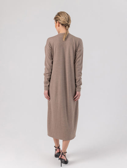 Locker geschnittenes Midikleid mit V-Ausschnitt, langen Seitenschlitzen und Gürtel. Dieses Modell ist Teil unserer REBORN-Kollektion und steht für unsere &quot;Zero-Waste-Politik&quot;.