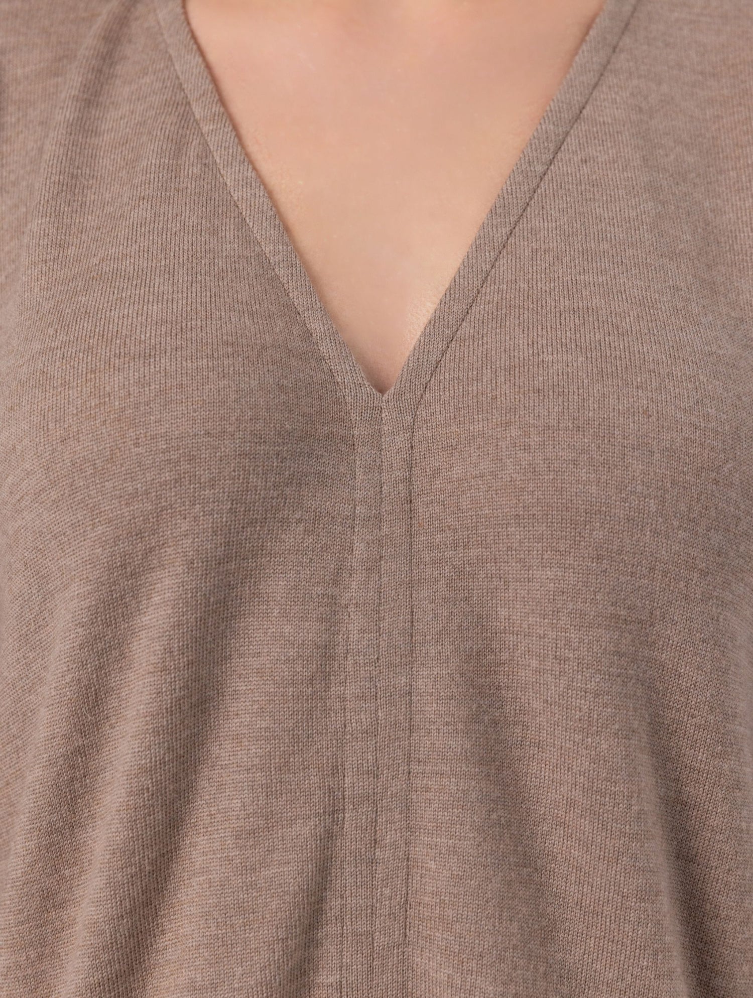 Locker geschnittenes Midikleid mit V-Ausschnitt, langen Seitenschlitzen und Gürtel. Dieses Modell ist Teil unserer REBORN-Kollektion und steht für unsere &quot;Zero-Waste-Politik&quot;.