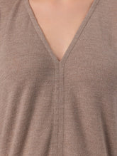 Locker geschnittenes Midikleid mit V-Ausschnitt, langen Seitenschlitzen und Gürtel. Dieses Modell ist Teil unserer REBORN-Kollektion und steht für unsere "Zero-Waste-Politik".